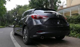 新车上牌撞两豪车