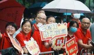 第一个走出考场的考生 第一个走出考场的考生